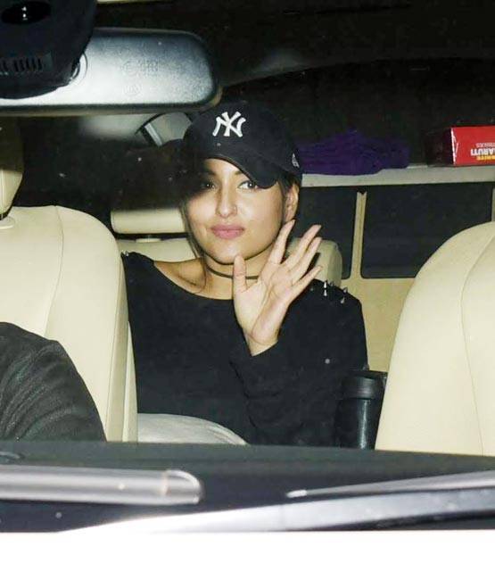 भाई शाहिद ने किया था मना, श्रीदेवी की बेटी को घुमा रहे हैं ईशान