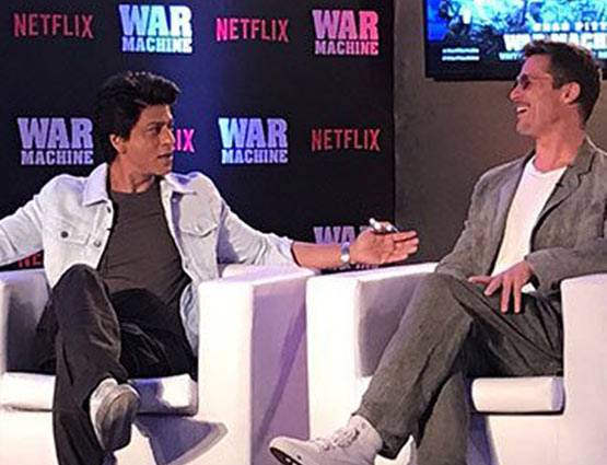 शाहरुख ने ब्रैड पिट को सिखाया डांस, बोले-बस बाहें ही तो खोलनी हैं