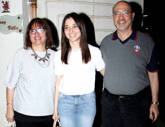 शाहिद के भाई संग फिल्म देखने पहुंची श्रीदेवी की बेटी जाह्नवी कपूर