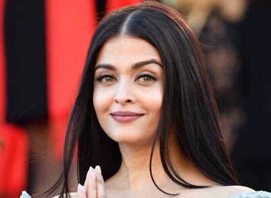 Cannes 2017: ऐश्वर्या का बोल्ड एंड क्यूट बार्बी लुक, देखें photos