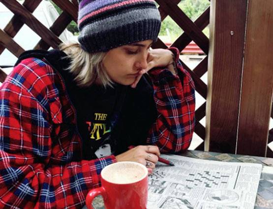 जब मशहूर पॉप स्टार की एक्ट्रेस बेटी ने कहा- मैं नेकेड होती रहूंगी