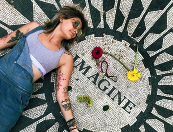 जब मशहूर पॉप स्टार की एक्ट्रेस बेटी ने कहा- मैं नेकेड होती रहूंगी