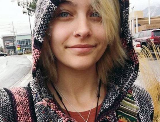 जब मशहूर पॉप स्टार की एक्ट्रेस बेटी ने कहा- मैं नेकेड होती रहूंगी