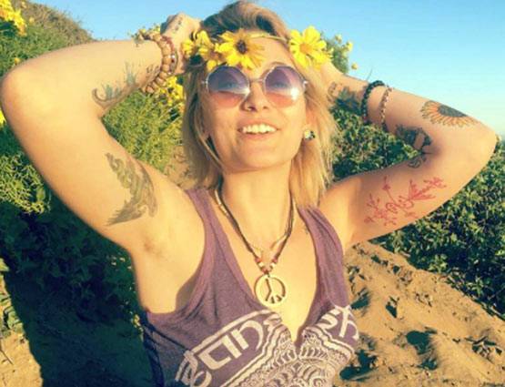 जब मशहूर पॉप स्टार की एक्ट्रेस बेटी ने कहा- मैं नेकेड होती रहूंगी