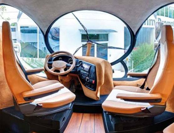 INSIDE PHOTOS:महल से कम नहीं मुकेश अंबानी की वैनेटी वैन, कीमत 25 करोड़