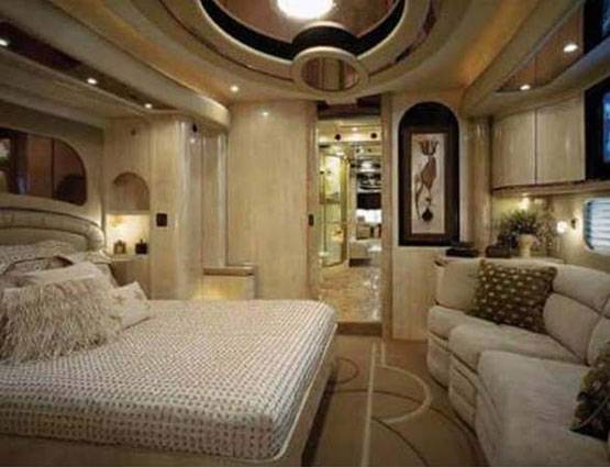 INSIDE PHOTOS:महल से कम नहीं मुकेश अंबानी की वैनेटी वैन, कीमत 25 करोड़