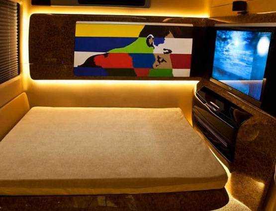 INSIDE PHOTOS:महल से कम नहीं मुकेश अंबानी की वैनेटी वैन, कीमत 25 करोड़