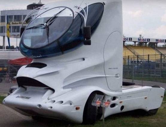 INSIDE PHOTOS:महल से कम नहीं मुकेश अंबानी की वैनेटी वैन, कीमत 25 करोड़