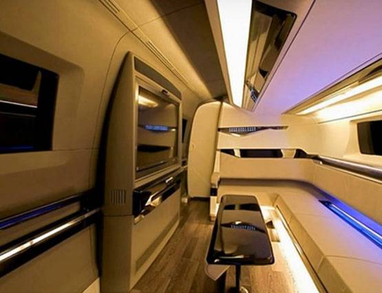 INSIDE PHOTOS:महल से कम नहीं मुकेश अंबानी की वैनेटी वैन, कीमत 25 करोड़