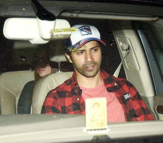 भाई शाहिद ने किया था मना, श्रीदेवी की बेटी को घुमा रहे हैं ईशान