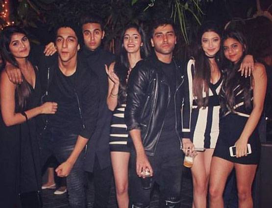 अपने बेस्ट फ्रेंड्स के साथ BIKINI में दिखीं शाहरुख की बेटी सुहाना