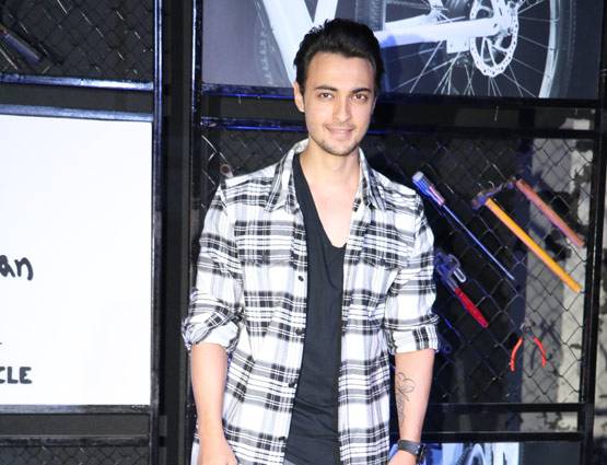 PHOTOS: सलमान खान ने लॉन्च की बीइंग ह्यूमन ई-साइकिल