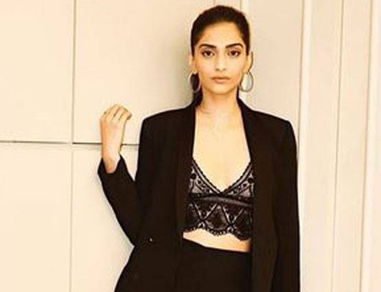 वेटर थीं सोनम कपूर, चार दिन में ही नौकरी से निकाल दिया गया था