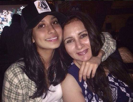 सारा, जाह्नवी को टक्कर देने आई पूनम ढिल्लन की बेटी, बिकिनी PHOTOS हुईं वायरल