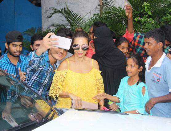 PHOTOS: तलाक के बाद मलाइका की फैमिली के साथ आउटिंग पर दिखे अरबाज