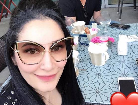 SWIMSUIT में नजर आईं मान्यता, फैमिली के साथ मना रही हैं छुट्ट‍ियां