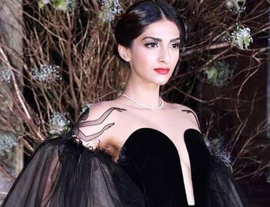 वेटर थीं सोनम कपूर, चार दिन में ही नौकरी से निकाल दिया गया था