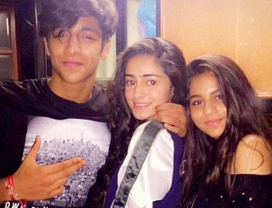 अपने बेस्ट फ्रेंड्स के साथ BIKINI में दिखीं शाहरुख की बेटी सुहाना