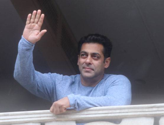 PHOTOS: शाहरुख-सलमान ने ईद पर ऐसे किया फैंस को विश