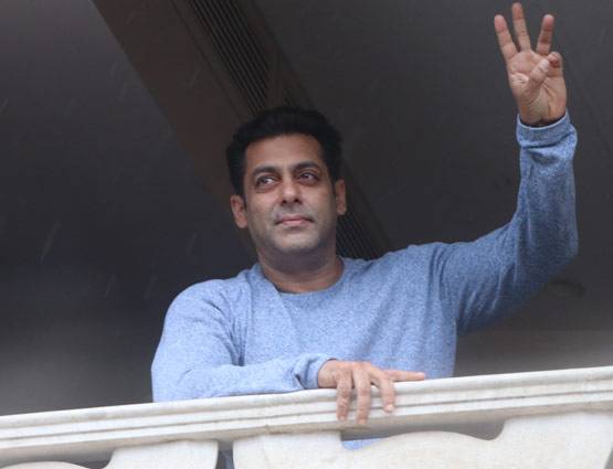 PHOTOS: शाहरुख-सलमान ने ईद पर ऐसे किया फैंस को विश