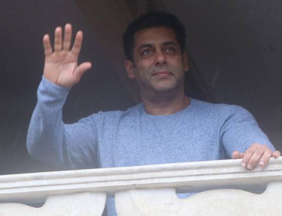 PHOTOS: शाहरुख-सलमान ने ईद पर ऐसे किया फैंस को विश