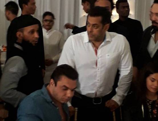 PHOTOS: बाबा सिद्दिकी की इफ्तार पार्टी में पहुंचे शाहरुख-सलमान संग ये सितारे