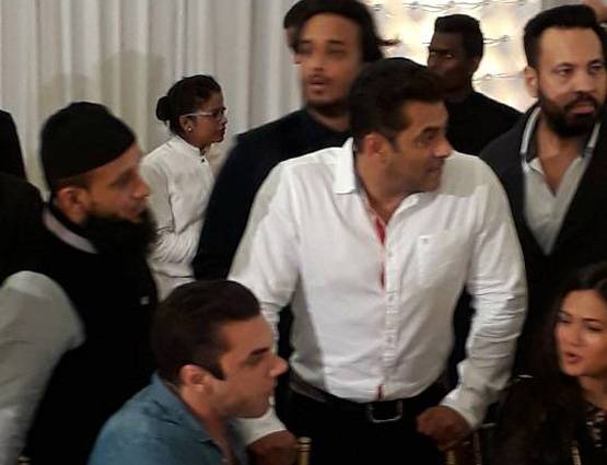 PHOTOS: बाबा सिद्दिकी की इफ्तार पार्टी में पहुंचे शाहरुख-सलमान संग ये सितारे