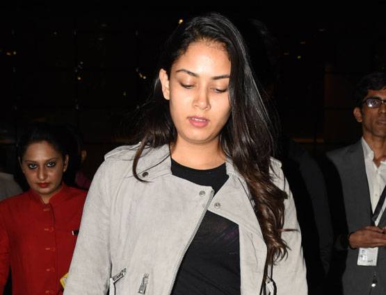 PHOTOS: लंदन से लौटे शाहिद-मीरा, एयरपोर्ट पर हाथों में हाथ डाले आए नजर