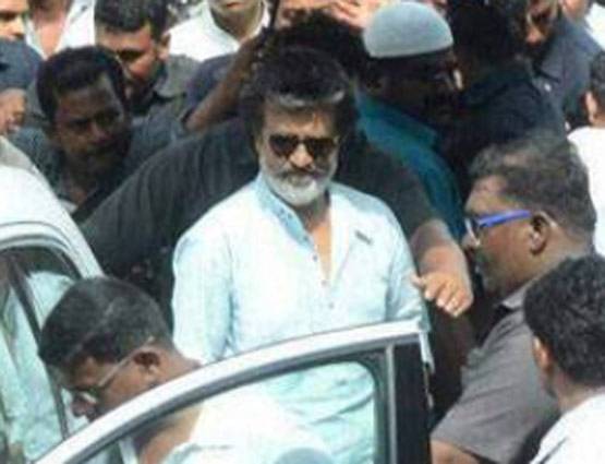 KAALA बनकर रजनीकांत ने लिया बाइक राइड का मजा, PHOTO वायरल