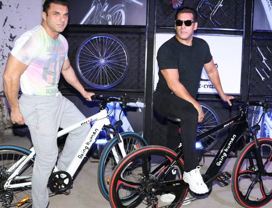 PHOTOS: सलमान खान ने लॉन्च की बीइंग ह्यूमन ई-साइकिल