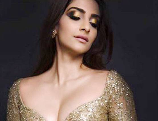 वेटर थीं सोनम कपूर, चार दिन में ही नौकरी से निकाल दिया गया था