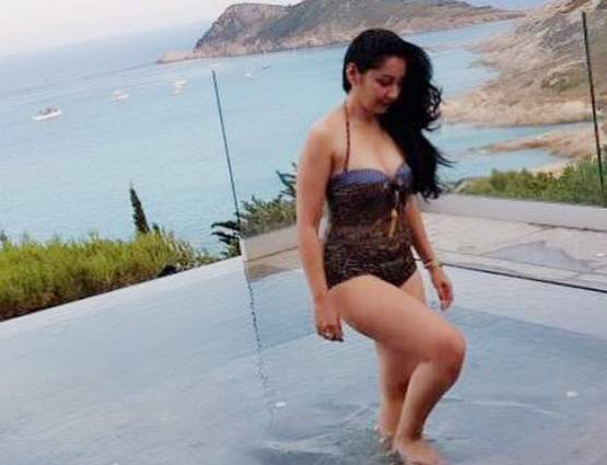 SWIMSUIT में नजर आईं मान्यता, फैमिली के साथ मना रही हैं छुट्ट‍ियां
