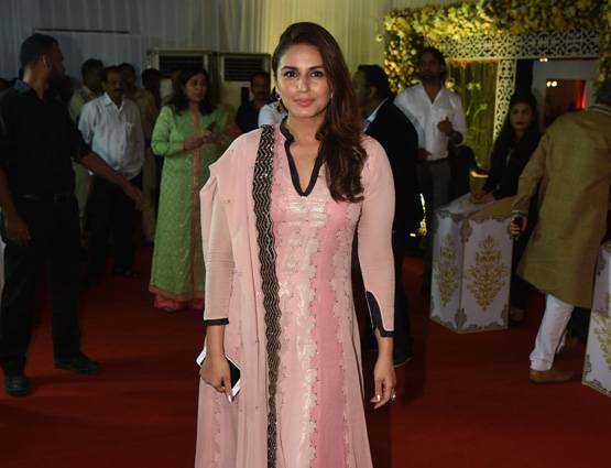 PHOTOS: बाबा सिद्दिकी की इफ्तार पार्टी में पहुंचे शाहरुख-सलमान संग ये सितारे