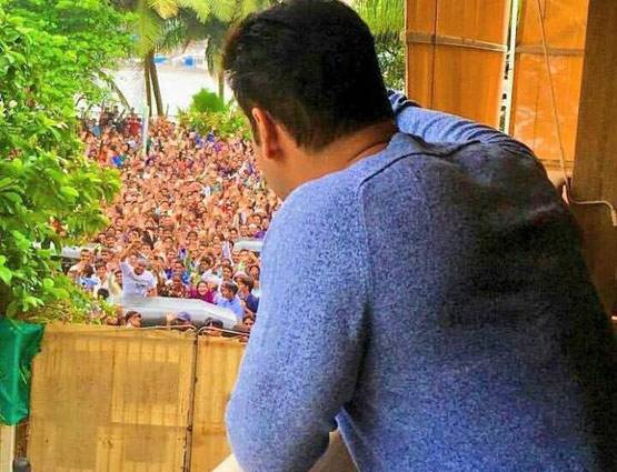 PHOTOS: शाहरुख-सलमान ने ईद पर ऐसे किया फैंस को विश