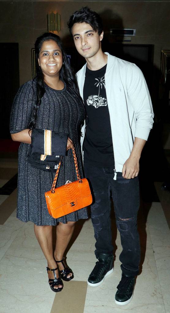 PHOTOS: 'ट्यूबलाइट' की स्क्रीनिंग पर मीडिया से परेशान हुईं सुहाना