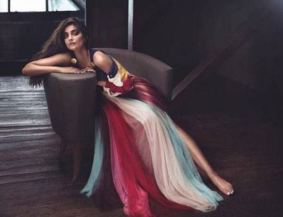 PHOTOS: Vogue के कवर पर छाया सोनम का बोल्ड लुक