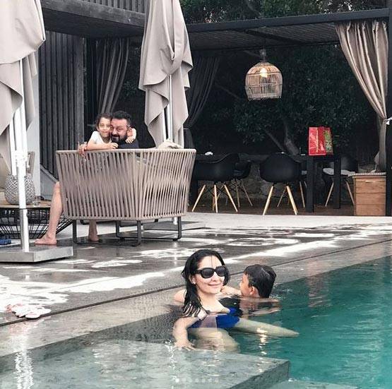 SWIMSUIT में नजर आईं मान्यता, फैमिली के साथ मना रही हैं छुट्ट‍ियां