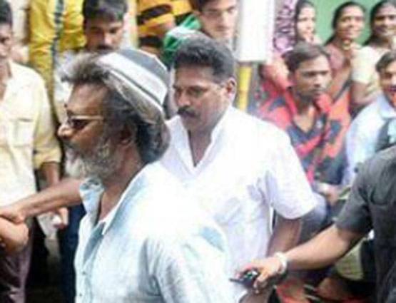 KAALA बनकर रजनीकांत ने लिया बाइक राइड का मजा, PHOTO वायरल