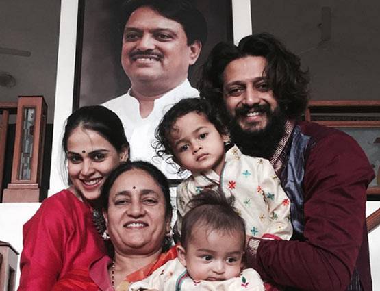 PHOTOS में देखें रितेश देशमुख और जेनेलिया डिसूजा के  बेटे राहेल का CUTE LOOK