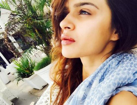 गोवा के बीच में योगा करते नजर आई नच बलिए की ये जोड़ी, देखें PHOTOS