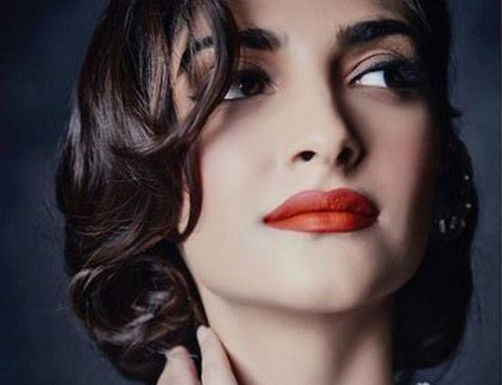 वेटर थीं सोनम कपूर, चार दिन में ही नौकरी से निकाल दिया गया था