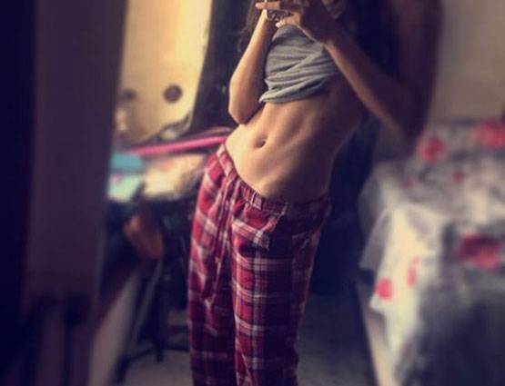 सारा, जाह्नवी को टक्कर देने आई पूनम ढिल्लन की बेटी, बिकिनी PHOTOS हुईं वायरल