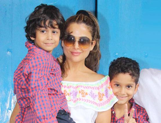 PHOTOS: तलाक के बाद मलाइका की फैमिली के साथ आउटिंग पर दिखे अरबाज