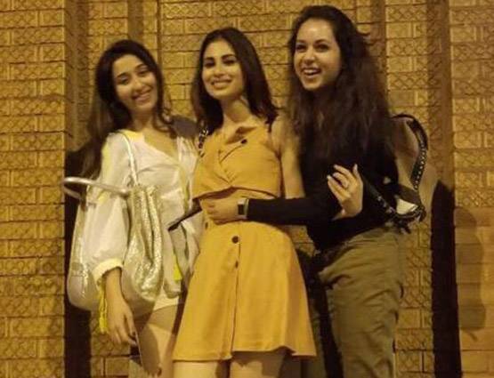 नागिन की शूटिंग खत्म करके अमेरिका में छुट्टि‍यां मनाने पहुंचीं मौनी