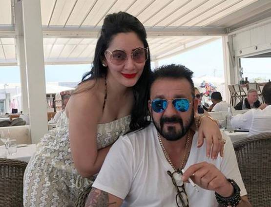 SWIMSUIT में नजर आईं मान्यता, फैमिली के साथ मना रही हैं छुट्ट‍ियां