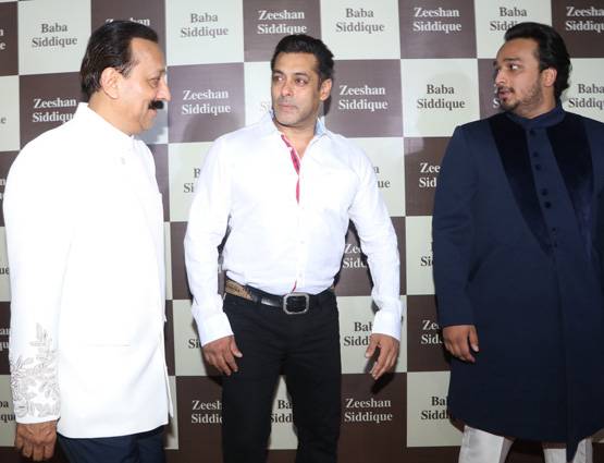PHOTOS: बाबा सिद्दिकी की इफ्तार पार्टी में पहुंचे शाहरुख-सलमान संग ये सितारे