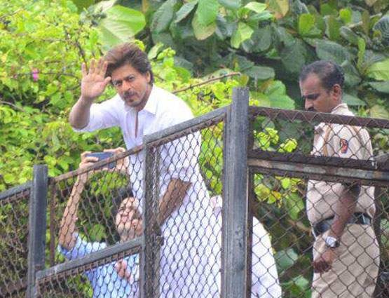 PHOTOS: शाहरुख-सलमान ने ईद पर ऐसे किया फैंस को विश