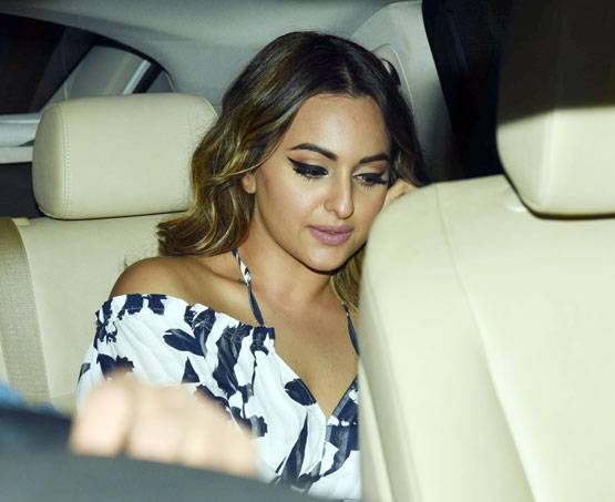 PHOTOS: 'ट्यूबलाइट' की स्क्रीनिंग पर मीडिया से परेशान हुईं सुहाना