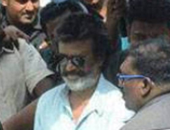 KAALA बनकर रजनीकांत ने लिया बाइक राइड का मजा, PHOTO वायरल