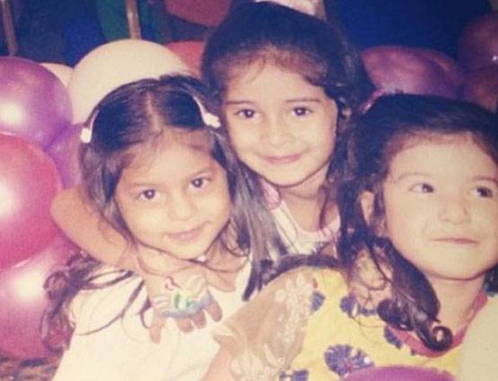 अपने बेस्ट फ्रेंड्स के साथ BIKINI में दिखीं शाहरुख की बेटी सुहाना